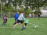 Laatste training S.K.N.W.K. JO7-1 (partijtje tegen de ouders) van maandag 27 mei 2024 (38/180)